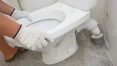 Warum das WC wackelt und wie du es ganz einfach selbst reparierst – kein Sanitärinstallateur nötig