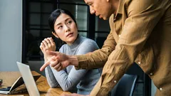 Ruiniert Ihre Karriere: 10 Anzeichen für einen schlechten Chef, dem man nicht trauen kann