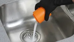 Verstopfung im Lavabo ist in einer Stunde weg: einfache Methode, ohne den Sanitär aufzubieten