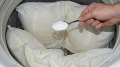 Gelbstich verschwindet wie von Zauberhand: 1 Löffel – und die Kissen werden strahlend weiss