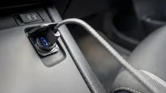Hören Sie auf, den USB-Anschluss im Auto zum Laden zu verwenden: Es gibt eine schnellere Methode